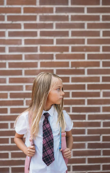 Vacker Söt Skolflicka Poserar Gata — Stockfoto