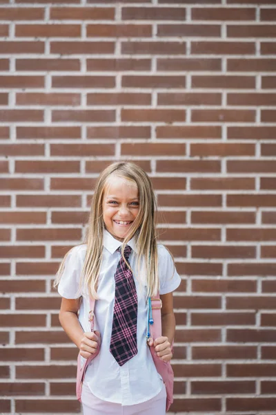 Boldog Aranyos Iskoláslány Pózol Egy Utcában — Stock Fotó