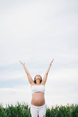 Hamile kadın yedi aylık bir bebek bekliyor.