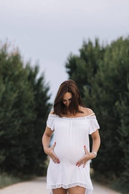 Hamile kadın yedi aylık bir bebek bekliyor.