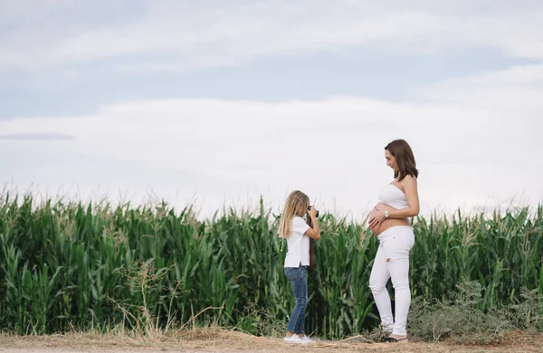 Little Daughter Who Takes Pictures Her Pregnant Mother — Stock Photo, Image