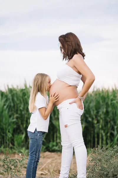 Niña Con Madre Embarazada Campo —  Fotos de Stock