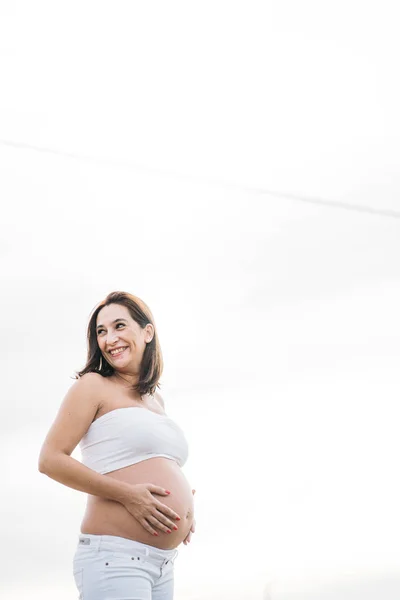 Mulher Grávida Sete Meses Esperando Bebê — Fotografia de Stock