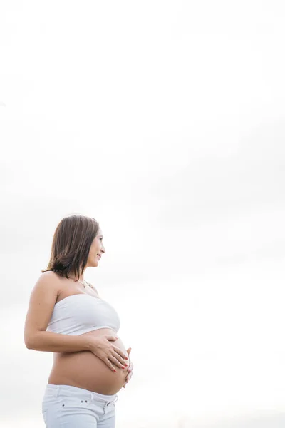 Mulher Grávida Sete Meses Esperando Bebê — Fotografia de Stock