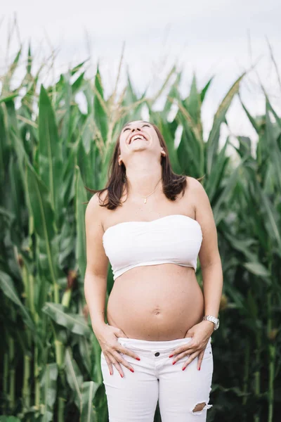 Kobieta Ciąży Siedmiu Miesięcy Spodziewa Się Dziecka — Zdjęcie stockowe