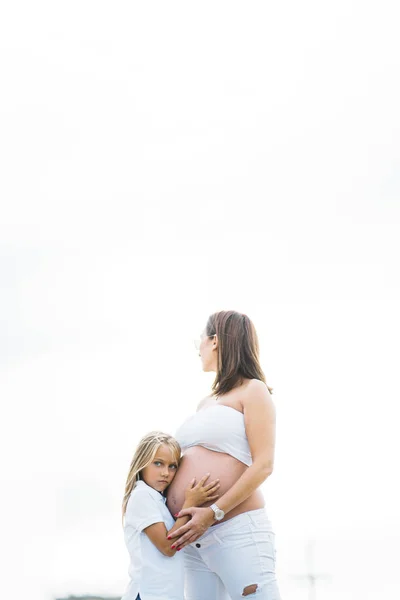 Küçük Kız Hamile Annesi Alanına Ile — Stok fotoğraf
