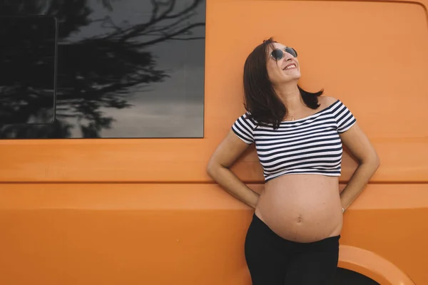 Mujer Embarazada Junto Furgoneta Naranja —  Fotos de Stock