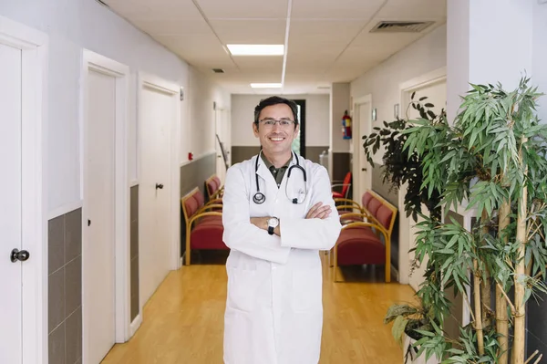 Retrato Médico Uniforme Blanco Hospital — Foto de Stock