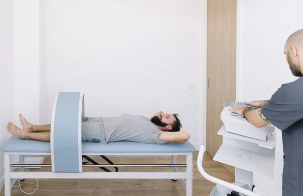 Fisioterapeuta Que Trata Hombre Usando Equipos Para Radioterapia — Foto de Stock
