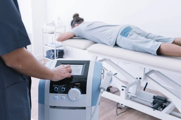 Fisioterapeuta Que Trata Hombre Usando Equipos Para Radioterapia — Foto de Stock