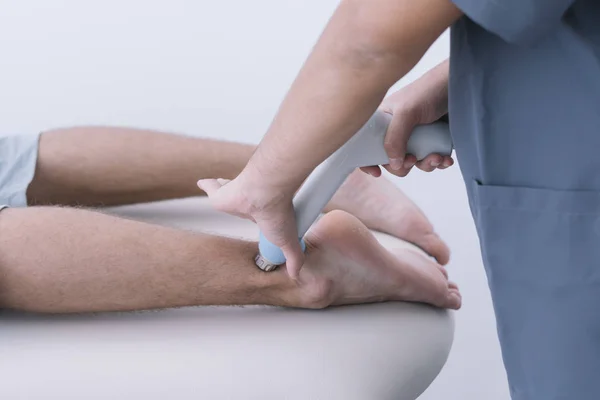 Physiotherapist Treating Man Using Equipment Radio Therapy — Stock Photo, Image