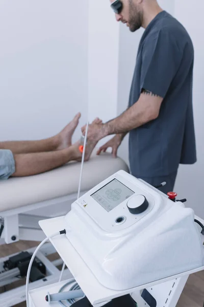 Fisioterapeuta Que Trata Hombre Usando Equipo Para Lightning Laser — Foto de Stock