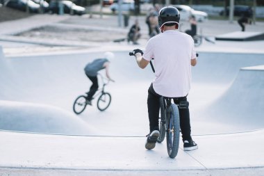 İçinde BMX binici Skatepark eğitim açık