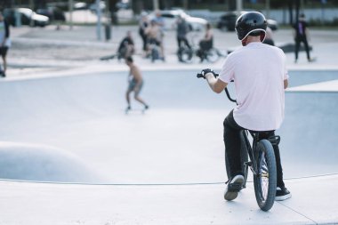 İçinde BMX binici Skatepark eğitim açık