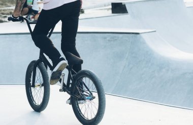İçinde BMX binici Skatepark eğitim açık
