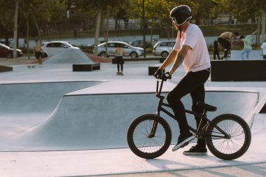 İçinde BMX binici Skatepark eğitim açık