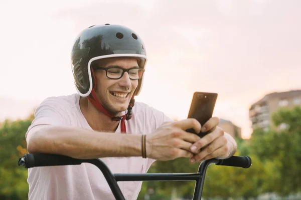 Bmx Rider Skatepark Smartphone — Stock Fotó