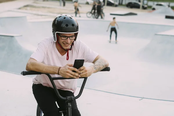 Bmx Rider Skatepark Med Smarttelefon – stockfoto