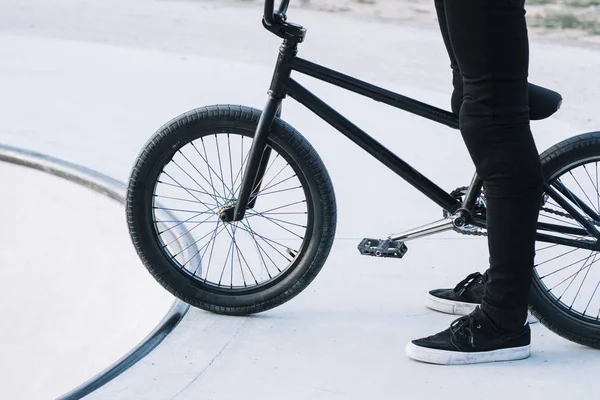 Bmx Rider Skatepark Trening Utendørs – stockfoto