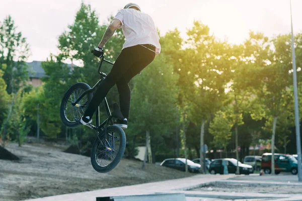 スケートパークの Bmx ライダー トレーニング屋外 — ストック写真