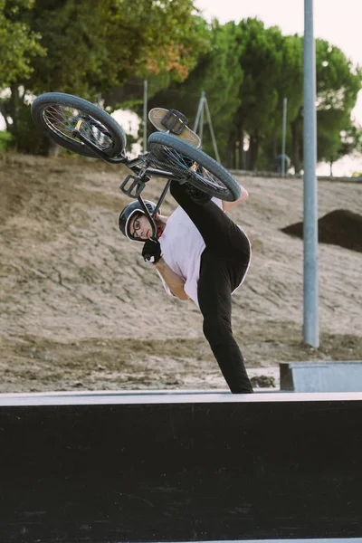 Bmx Rider Skatepark Trening Utendørs – stockfoto