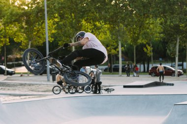İçinde BMX binici Skatepark eğitim açık