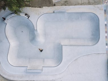 Neşeli patenci binici Skatepark hava tarafında görünümünü