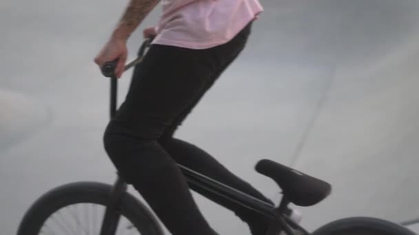 Bmx Rider Skatepark Обучение Открытом Воздухе — стоковое видео