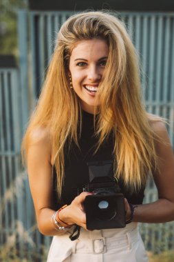 Orta format fotoğraf makinesi içinde açık kullanan güzel kadın