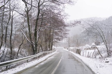 karla kaplı dağ yolu