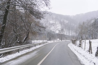 karla kaplı dağ yolu