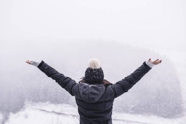 Karlı manzara arayan kadın