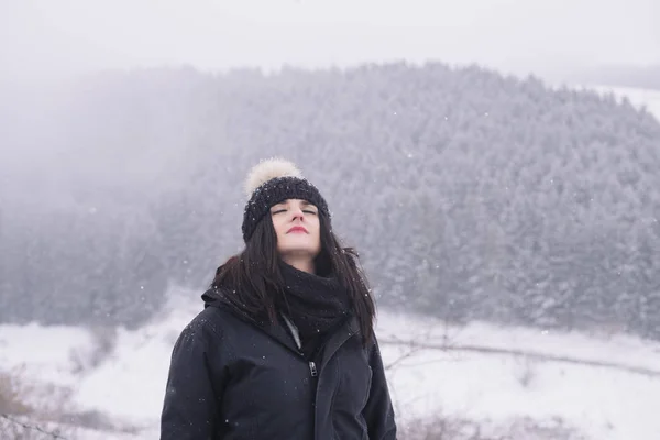 Woman Posing Snowy Landscape — Stock Photo, Image