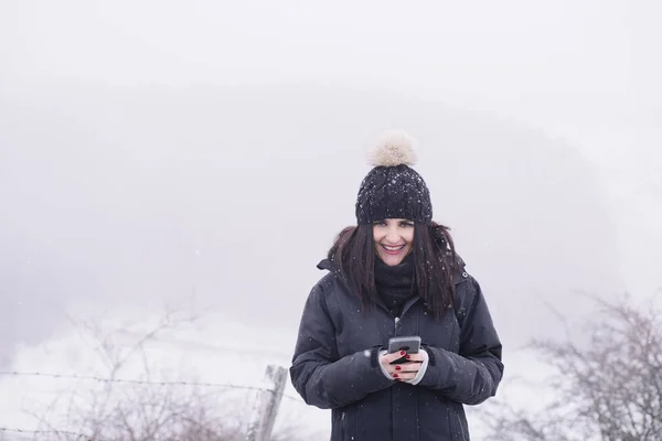 Žena Smartphone Zasněžené Krajině — Stock fotografie