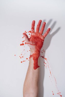 Kırmızı ve beyaz zemin üzerine glitter bir adamın kolu boyalı