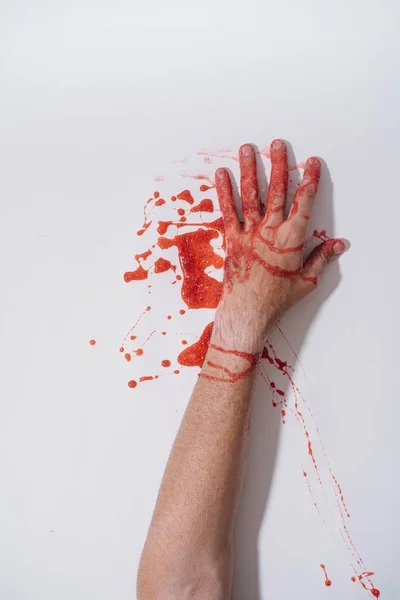 Arm Eines Mannes Rot Und Glitzernd Auf Weißem Hintergrund Bemalt — Stockfoto