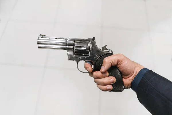 Hand Som Håller Den Kromade Revolvern — Stockfoto
