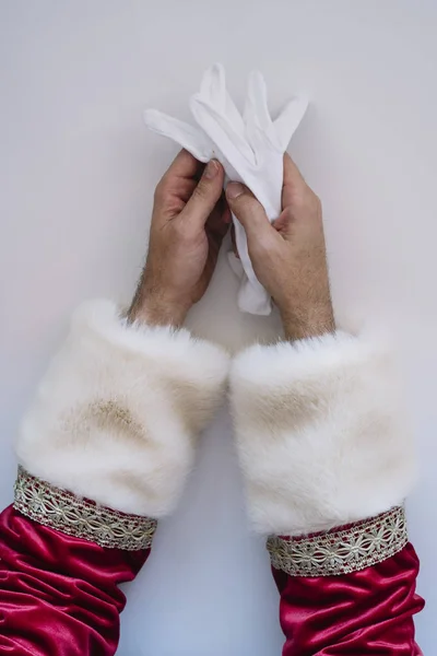 Händerna Jultomten Som Innehar Vita Handskarna — Stockfoto