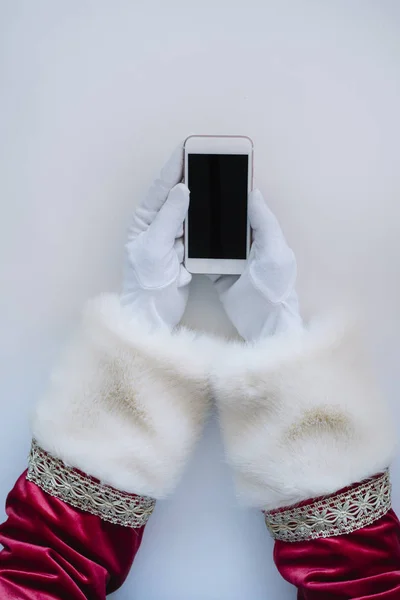 Santa Claus Kezében Tartja Smartphone — Stock Fotó