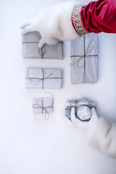 Papai Noel Mãos Colocando Presentes — Fotografia de Stock