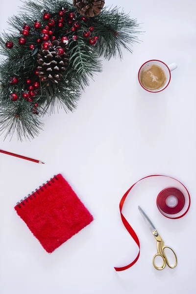 Beyaz Masa Güzel Noel Aksesuarlar Sıcak Palto Kakao Marshmallows Ile — Stok fotoğraf