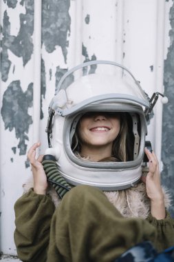Mavi gözleri ve astronot kask ile küçük kız
