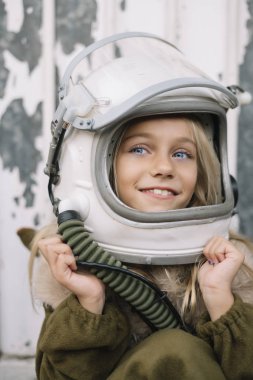 Mavi gözleri ve astronot kask ile küçük kız
