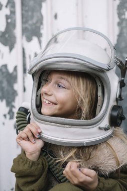 Mavi gözleri ve astronot kask ile küçük kız