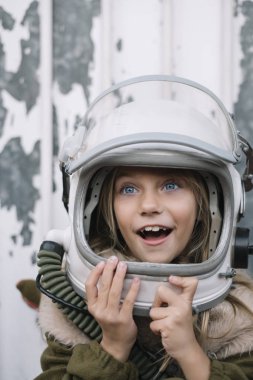 Mavi gözleri ve astronot kask ile küçük kız