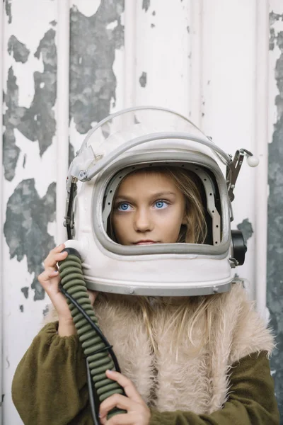 Mavi Gözleri Astronot Kask Ile Küçük Kız — Stok fotoğraf