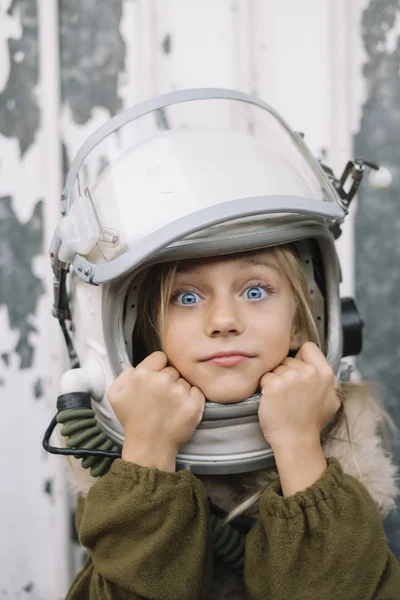 Niña Con Ojos Azules Casco Astronauta —  Fotos de Stock