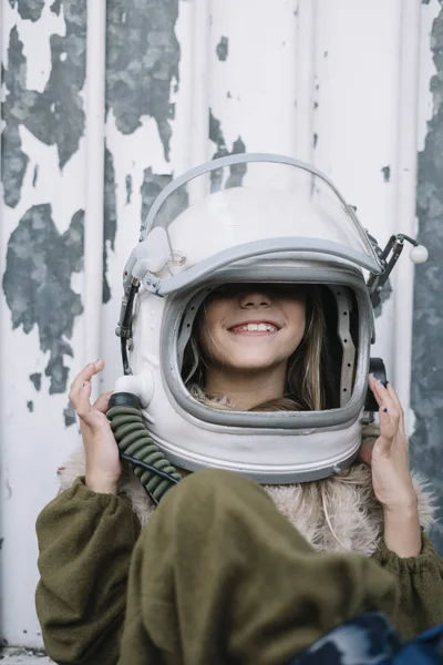 Liten Flicka Med Blå Ögon Och Astronaut Hjälm — Stockfoto