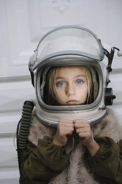 Mavi Gözleri Astronot Kask Ile Küçük Kız — Stok fotoğraf