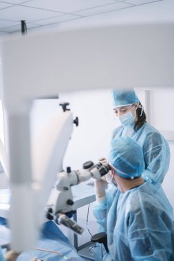 Bir hasta ile diş bir müdahale sırasında diş hekimi. Diş Kliniği kavramı.